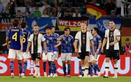 שחקני נבחרת יפן חוגגים, שחקני נבחרת גרמניה מאוכזבים (צילום: רויטרס)