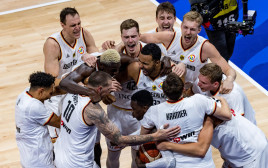 נבחרת גרמניה חוגגת זכייה בגביע העולם בכדורסל (צילום: GettyImages, Ezra Acayan)