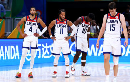 שחקני נבחרת ארצות הברית מתוסכלים: טייריס הליברטון, ג'יילן ברונסון, אוסטין ריבס, אנתוני אדוארדס (צילום: GettyImages, Yong Teck Lim)
