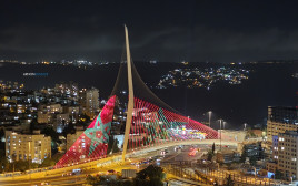 גשר המיתרים בצבעי דגל מרוקו (צילום: ארנון בוסאני)