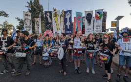 מתנגדי הרפורמה המשפטית בהפגנת תמיכה בבג"ץ (צילום: ללא קרדיט)