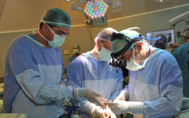 ניתוח נוירוכירורגי במרכז הרפואי לגליל (צילום: רוני אלברט)