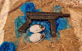 נשק שנתפס בגן ילדים בשגב שלום (צילום: דוברות המשטרה)