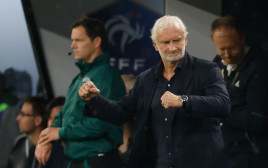 רודי פלר על הקווים של נבחרת גרמניה (צילום: GettyImages, ODD ANDERSEN/AFP)