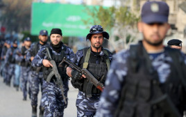 שוטרים פלסטינים  (צילום: REUTERS/Ibraheem Abu Mustafa)