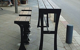 כיסאות בר בגבעתיים. גם המרחב הציבורי מתחדש (צילום: דוברות עיריית גבעתיים)