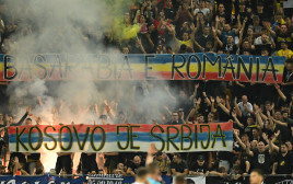 שלט "קוסובו היא סרביה" ביציע אוהדי נבחרת רומניה (צילום: GettyImages, Daniel MIHAILESCU / AFP)