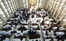 מתפללים בבית הכנסת ביום כיפור  (צילום: יעקב לדברמן, פלאש 90)