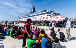 מהגרים בלתי חוקיים מאפריקה שהגיעו לאי האיטלקי למפדוזה (צילום: AFP via Getty Images)