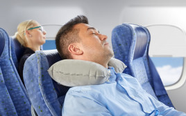 אנשים ישנים במטוס, אילוסטרציה (צילום: אינגאימג')