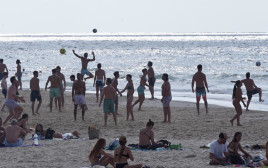 אנשים בחוף הים (צילום: אבשלום ששוני)