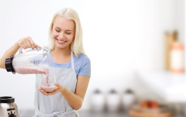 אישה מכינה שייק, אילוסטרציה (צילום: אינג'אימג')