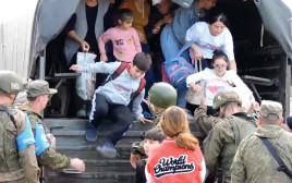 כוחות השלום הרוסים מפנים אזרחים בנגורנו קרבאך (צילום: רויטרס)