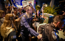 הרב יגאל לוינשטיין מוקף מפגינים בתל אביב (צילום: אבשלום ששוני)