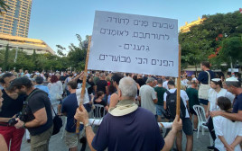 המפגינים נגד סערת התפילה בתל אביב (צילום: אבשלום ששוני)