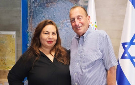 רון חולדאי, אמירה בוזגלו (צילום: דוברות ראש העיר)