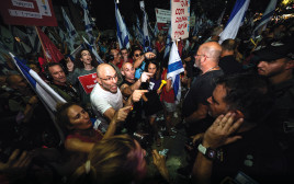  מפגינים נגד הרפורמה מתעמתים עם תושבים חרדים בבני ברק בחודש שעבר (צילום: עומר פישמן, פלאש 90)