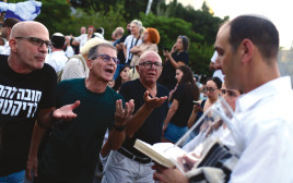העימות בכיכר דיזינגוף (צילום: תומר נויברג, פלאש 90)