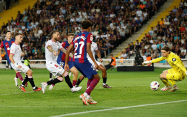 בלם סביליה סרחיו ראמוס מבקיע שער עצמי נגד ברצלונה (צילום: רויטרס)
