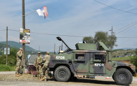 כוח השמירה על השלום של נאט"ו בגבול סרביה-קוסבו (צילום: REUTERS/Laura Hasani)