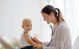 רופאת ילדים בודקת תינוק (צילום: ShutterStock)
