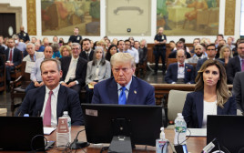 טראמפ בבית המשפט בניו יורק (צילום: REUTERS/Brendan McDermid/Pool)