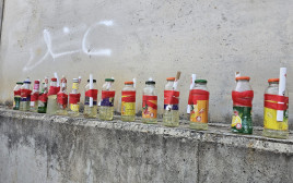 בקבוקי התבערה שאותרו בג'ואריש  (צילום: דוברות המשטרה)