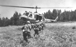 חילוץ פצועים במהלך מלחמת יום כיפור (צילום: דובר צה"ל)
