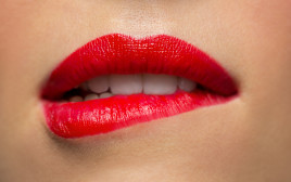 נשיכת שפתיים (צילום: אינג'אימג')