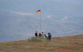בדלנים ארמנים מניפים את דגל ארמניה בדרך המובילה למובלעת נגורנו־קרבאך (צילום: רויטרס)