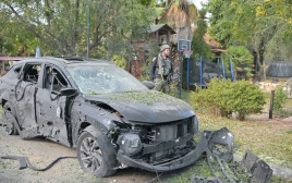 רכב נפגע מרקטה, כפר אביב. 7 באוקטובר 2023 (צילום: ניב אהרונסון)