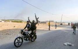פעילי חמאס במעבר ארז (צילום: עטיה מוחמד פלאש 90)