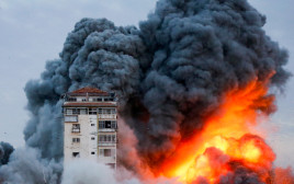 תקיפה בעזה - חרבות ברזל (צילום: Reuters/Ashraf Amrah)