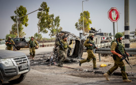 חיילי צה"ל בקיבוץ בארי (צילום: יוסי זמיר פלאש  90)