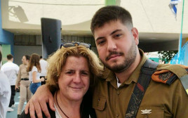עומרי ניב פיירשטיין ז"ל ואימו אור-לי ניב. "נלחם מול חיות האדם עד הרגע האחרון" (צילום: באדיבות המשפחה)