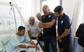 מאמני ושחקני הנבחרות בבית החולים אסותא באשדוד (צילום: אתר רשמי, ההתאחדות לכדורגל/ דוברות אסותא אשדוד)
