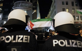 עצרת פרו-פלסטינית באוסטריה (צילום: TOBIAS STEINMAURER/APA/AFP via Getty Images)