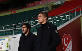 ניקולו זאניולו (מימין) עם סנדרו טונאלי שחקני נבחרת איטליה, מרץ 2022 (צילום: GettyImages, Claudio Villa)