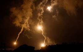 פצצות תאורה בגבול לבנון (צילום: REUTERS/Thaier al-Sudani)
