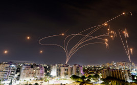 שיגור רקטות מעזה (צילום: REUTERS/Amir Cohen)