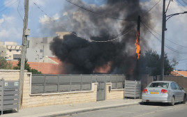 פגיעת רקטה בשדרות (צילום: עיריית שדרות)