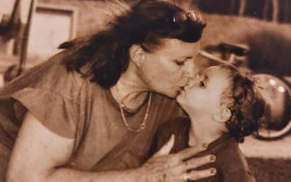 תמונת ילדות של איתמר מזרחי וסבתו ורדה הרמתי ז"ל (צילום: באדיבות המשפחה)