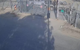 טנדרים של חמאס עוברים לצד גדרות קיבוץ בארי (צילום: שימוש לפי סעיף 27א')