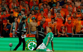שחקן נבחרת אירלנד אדם אידה חוגג מול נבחרת הולנד (צילום: רויטרס)