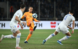 שחקן נבחרת הולנד צ'אבי סימונס בפעולה מול נבחרת יוון (צילום: GettyImages)