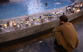 אבלים בכיכר דיזינגוף (צילום: Tomer Neuberg/Flash90)