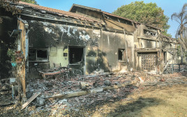חורבן בית קיבוץ בארי (צילום:  אריק מרמור, פלאש 90)