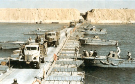 הצבא המצרי חוצה את התעלה, מלחמת יום כיפור (צילום: Military Battles on the Egyptian Front by Gammal Hammad)