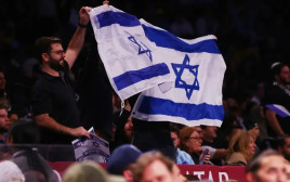 אוהדים עם דגל ישראל במשחק של מכבי רעננה בברוקלין (צילום: GettyImages, Mike Stobe)