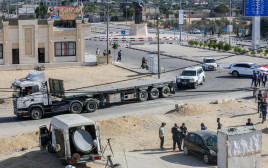 משאיות ממתינות לציוד הומניטרי במעבר רפיח (צילום: Atia Mohammed/Flash90)